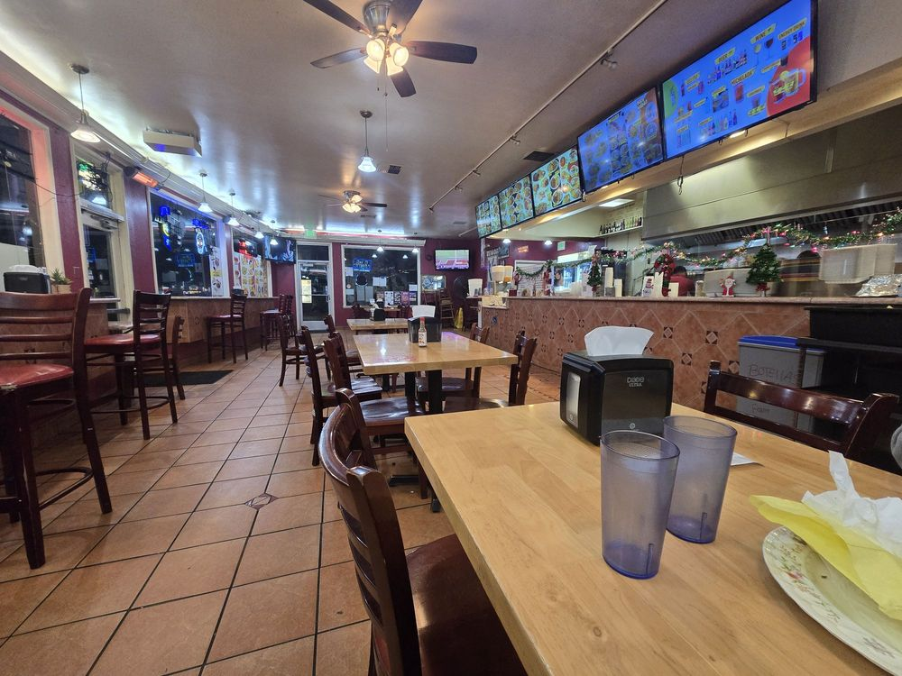 El Grullense dining room